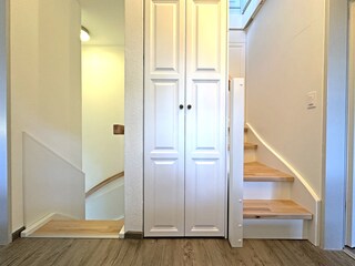 Wäschetrockner im Flurschrank vor dem Bad