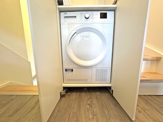 Wäschetrockner im Flurschrank vor dem Bad