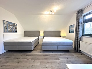 Schlafzimmer 1 mit 2 Boxspringbetten