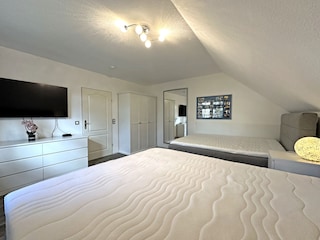 Schlafzimmer 1 mit 2 Boxspringbetten