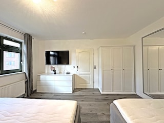 Schlafzimmer 1 mit 2 Boxspringbetten und TV