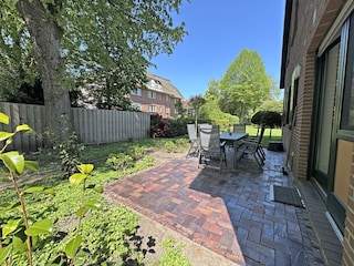 Terrasse Haus 30A  mit Esstisch und Stühlen für 8 Pers.