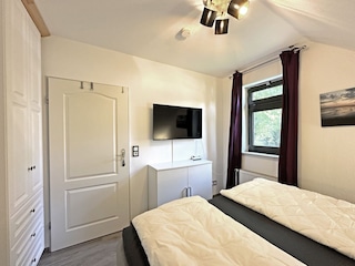 Schlafzimmer 2 im Haus 30 A mit TV