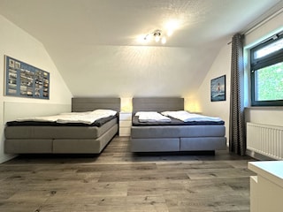 Schlafzimmer 1 im Haus 30 A mit 2 Boxspringdoppelbetten