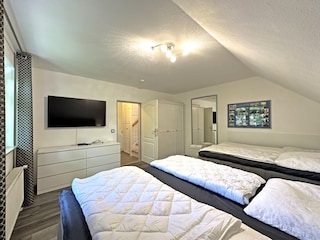 Schlafzimmer 1 im Haus 30 A mit TV