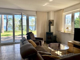 Wohnbereich mit Kamin und Blick auf die Müritz