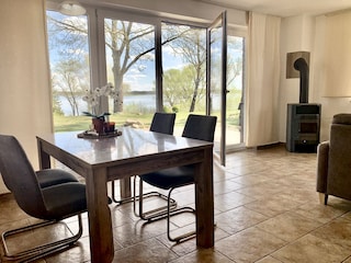 Blick vom Essbereich auf die Müritz