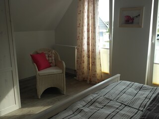 Schlafzimmer mit Doppelbett und...