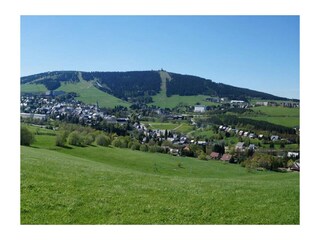 Kurort Oberwiesenthal mit Blick zum Fichtelberg