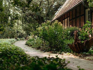 Weg von der Garage zum Landhaus