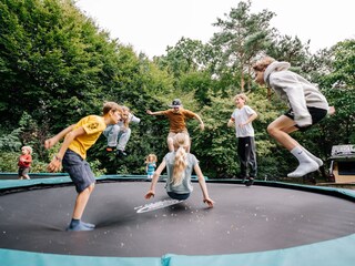 3 große Trampoline