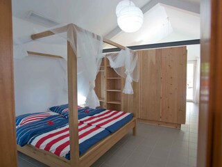 Schlafzimmer mit gemütlichem Bett