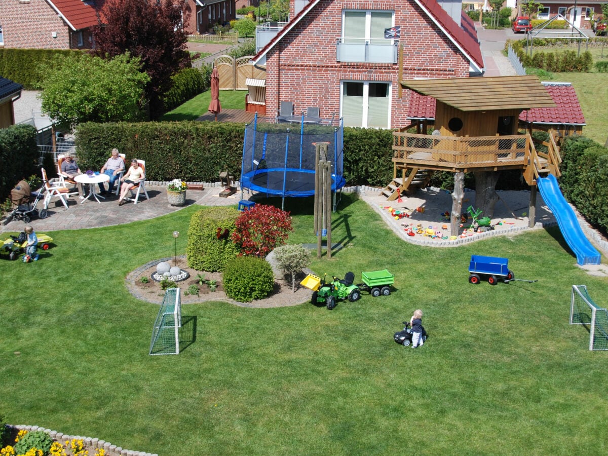 Unser Garten mit viel Sitz- und Spielplatz