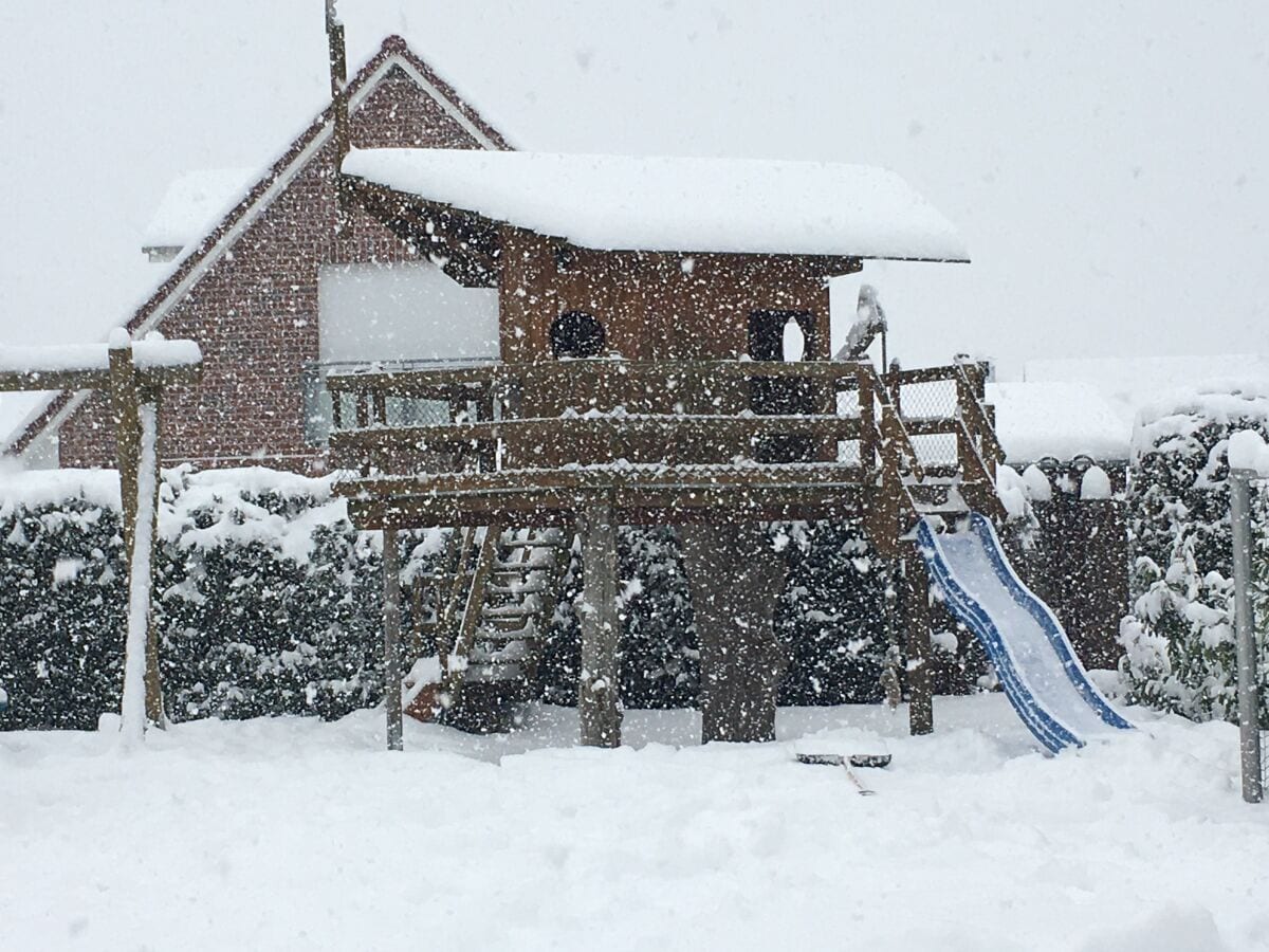 Baumhaus im Schnee