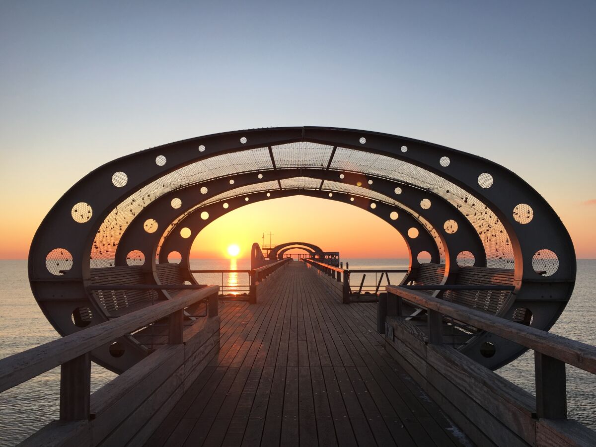 Seebrücke mit Sonnenaufgang