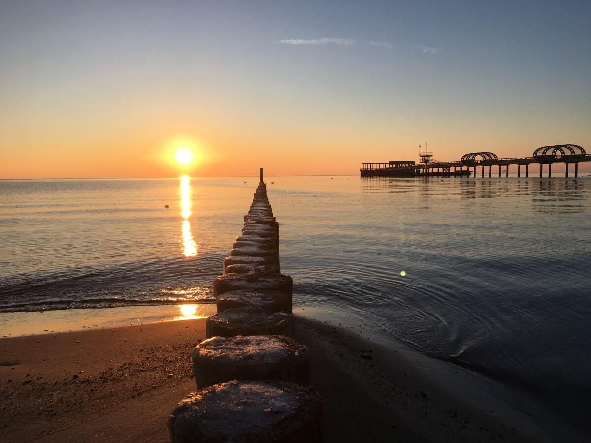 Am Meer mit Brücke im Hintergrund