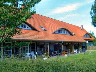 Jede Ferienwohnung mit eigener Terrasse zum Garten