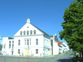 Das Theater in der nahen "weißen Stadt" Putbus/Rügen