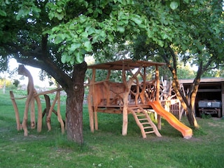 Spielplatz auch mit Wippe und Seilbahn auf dem Hof