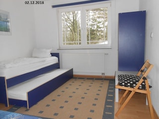 2. Schlafzimmer mit 3 Betten