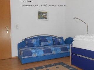 2. Schlafzimmer mit 3 Betten