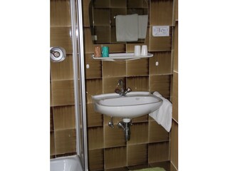 Bad mit Dusche und WC