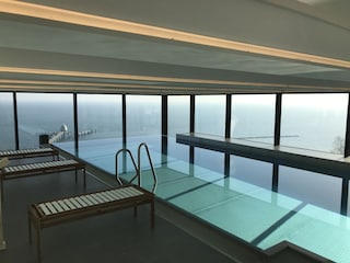 Pool/ SPA im Dachgeschoss des Nachbargebäudes