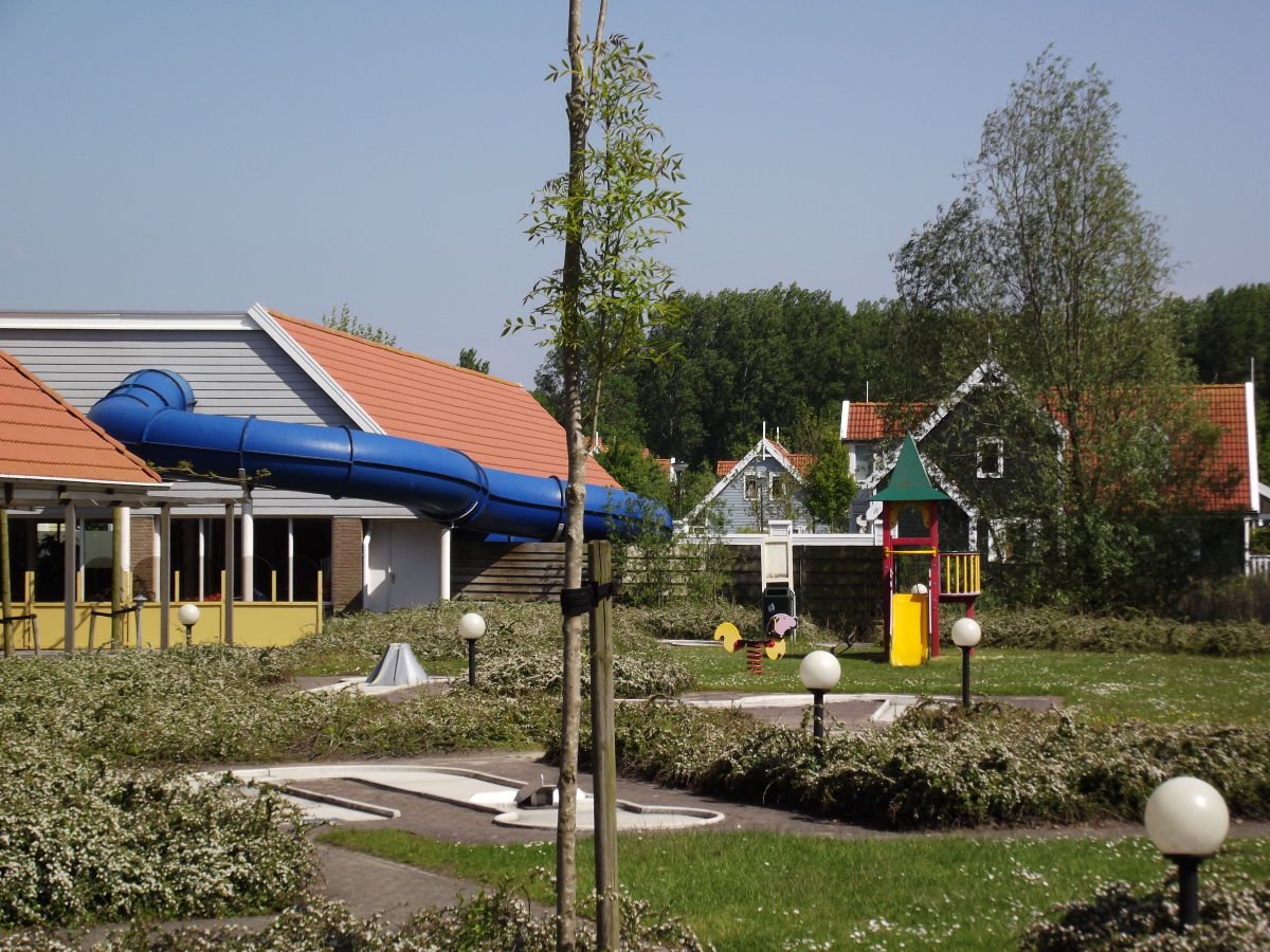 Minigolf und Hallenbad mit großer Rutsche im Park