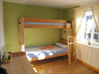 großes Kinderzimmer mit Verdunklungsrollos
