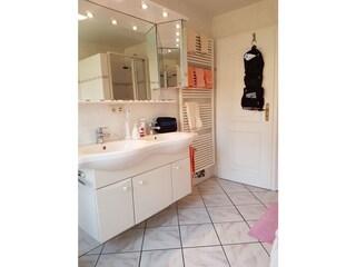 Vollbad mit Fußbodenheizung, Dusche und Badewanne