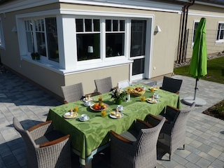 Süd-Terrasse mit großem Tisch