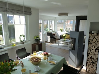 Wohnzimmer mit Kamin und Essbereich