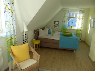 1. Schlafzimmer 1. OG mit komfortablen Boxspringbetten