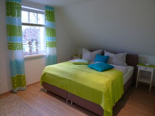 2. Schlafzimmer 1. OG mit komfortablen Boxspringbetten