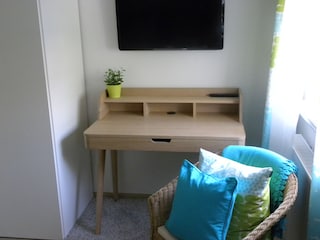 2. Schlafzimmer mit Sitzecke und Sekretär