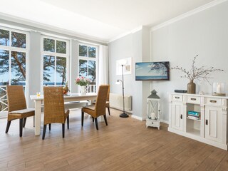 Wohnraum mit bodentiefen Fenstern und Ostseeblick