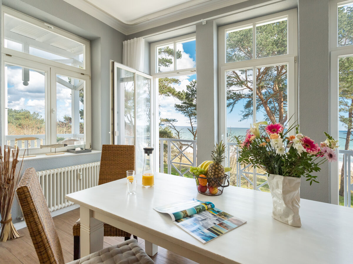 großer Esstisch mit Blick auf den Strand