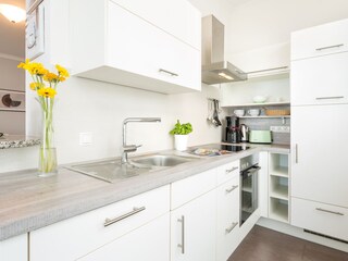 Küchenzeile mit Spülmaschine