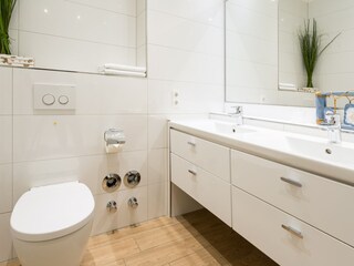 Badezimmer mit Doppel-Waschbecken