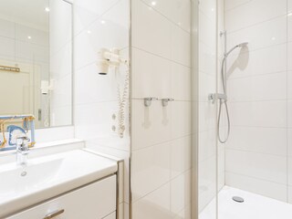 Badezimmer mit Dusche und WC