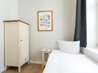 2. Schlafzimmer mit 2 Einzelbetten und Kleiderschrank