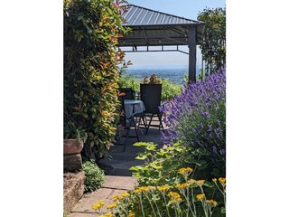 Sitzplatz mit Pavillion an den Weinbergen