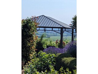 Sitzplatz mit Pavillion an den Weinbergen