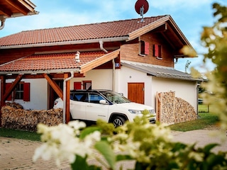 Mit Garten, Carport in bayerischer Landschaft