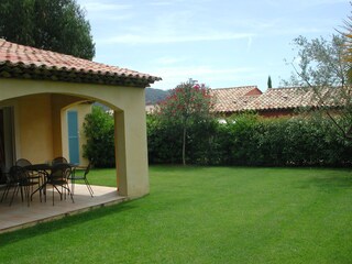 Terrasse mit einem Teil des Gartens