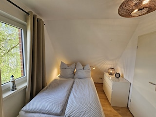 Zweites Schlafzimmer Zugang zum Bad Matratzen 80x200