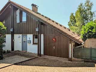 Blick auf das Haus von der Straße aus