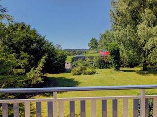 Blick vom Balkon auf den Garten