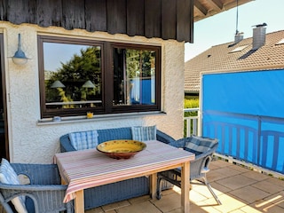 Balcony table and chairs with electric sun-roller blind