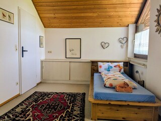 Blick auf's Schlafzimmer im OG mit dem 90x200 cm Bett